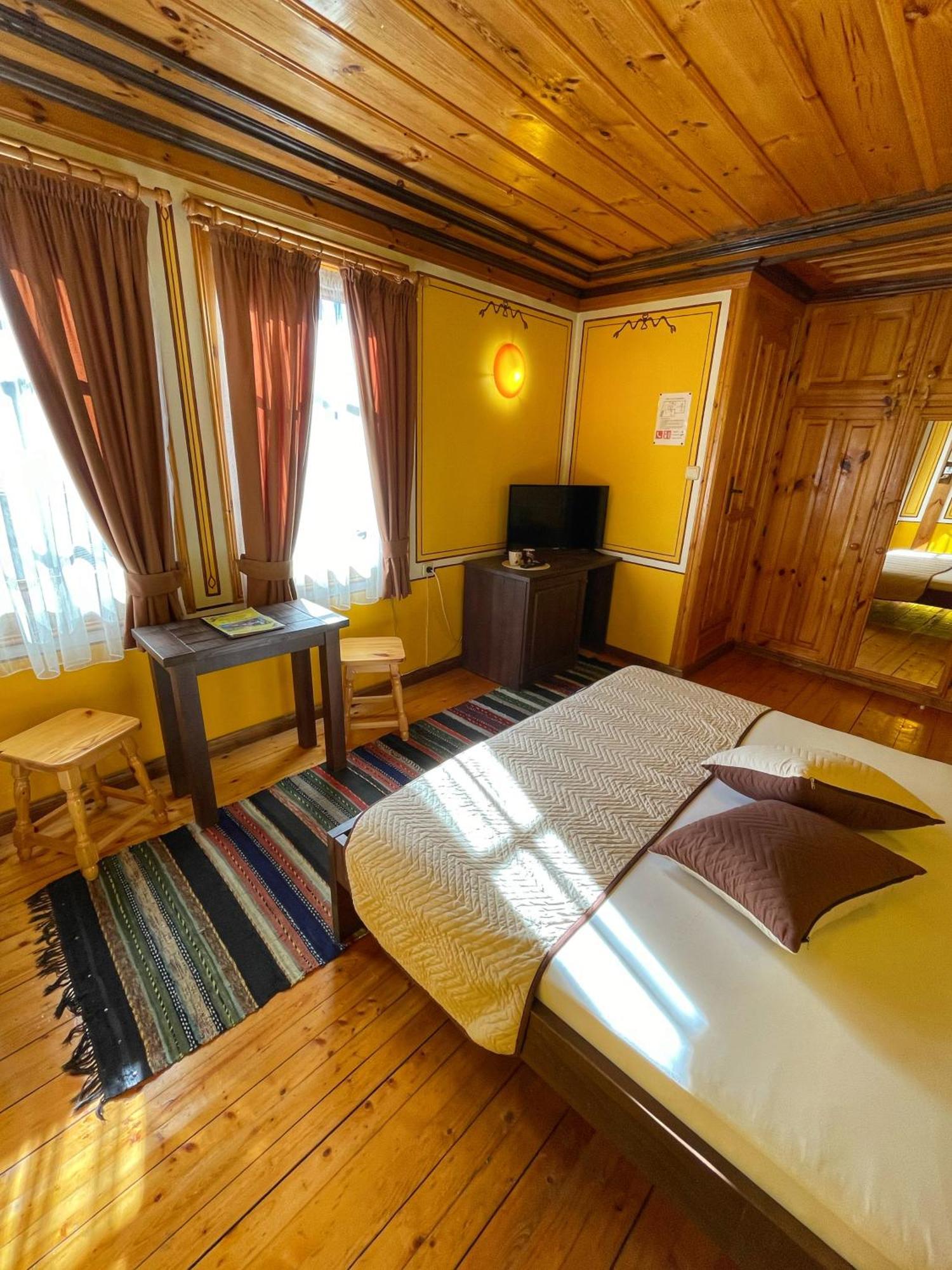 Guest Rooms Colorit Kopriwschtiza Exterior foto